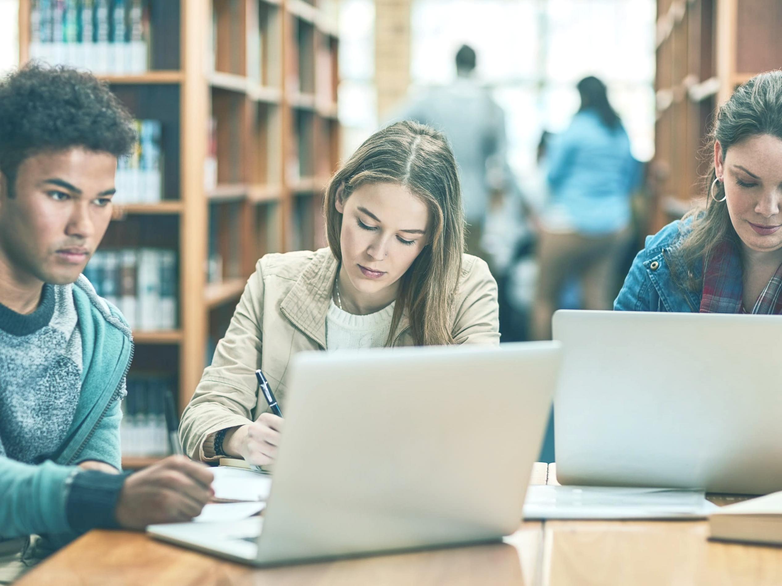 Deelnemer werkt aan budgetautomatisering tijdens webinar